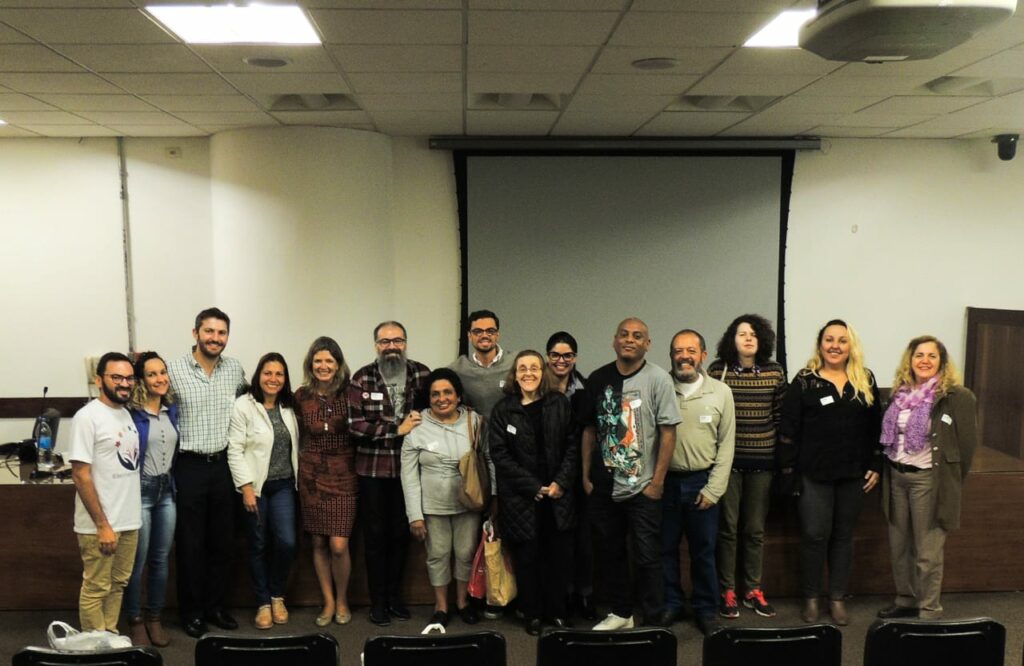 Foto com participantes do Papo DiversIDADE para idosos LGBT. 